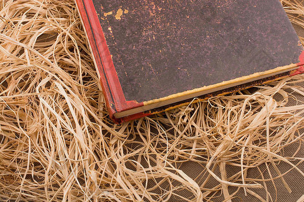 放在稻草背景上的旧书