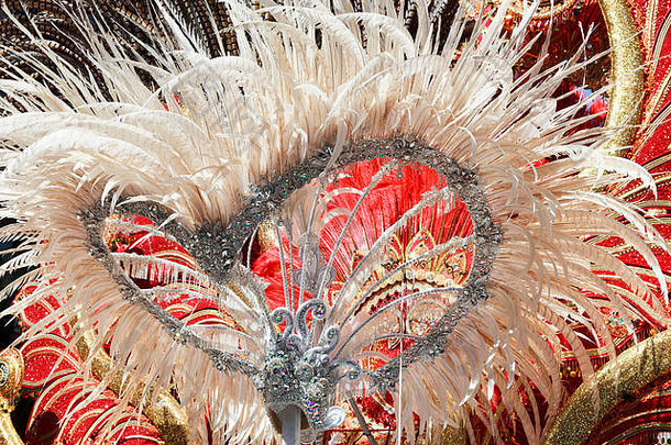 加那利群岛圣克鲁斯德特内里费——大约2018年2月：狂欢节团体和穿着盛装的角色，在城市街道上游行