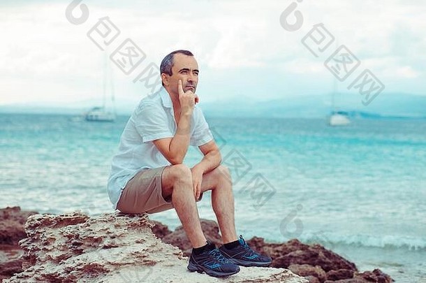 周到的沉思的男人。海滩采取深呼吸享受新鲜的空气自由在户外坐着海滩海滨海海岸