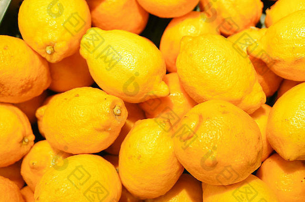柜台上有成熟的黄色柠檬。在商店橱窗里收集黄色柠檬。特写镜头。新年水果概念，鲜榨维生素果汁