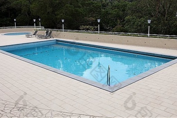 这是一张室外私人游泳池的照片。没有人