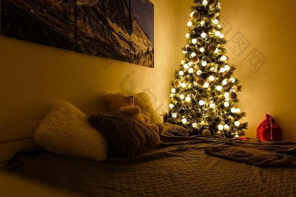 照亮圣诞节树装饰现代生活房间