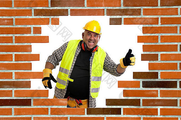 砖墙丰满的建筑工人