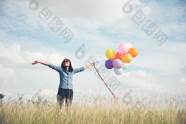 暑假，庆祝和生活方式<strong>的</strong>概念-美丽<strong>的</strong>女人与彩色气球在公园户外。