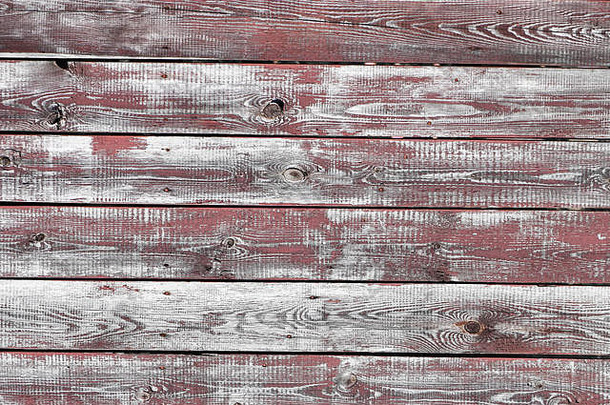 红灰色木质背景。水平板。旧油漆脱落。旧木板。红灰色的木头纹理，是一块破旧的油漆板。红灰色木材纹理