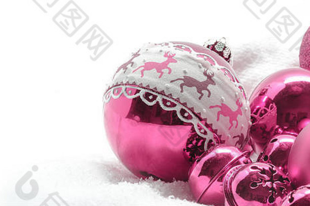 粉红色的圣诞球。冬季概念。圣诞快乐卡。文本空间