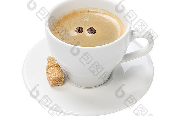 一杯加蔗糖和两粒豆子的浓缩咖啡，白色背景