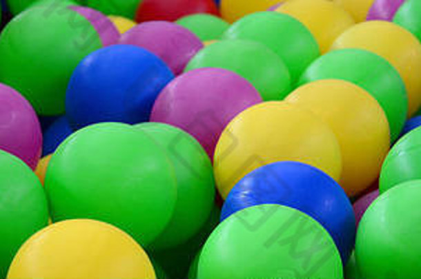 游戏室游泳池里的彩色塑料球。游泳池的乐趣和跳跃在彩色塑料球