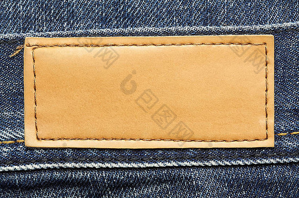 缝制在牛仔裤上的皮革牛仔裤标签。
