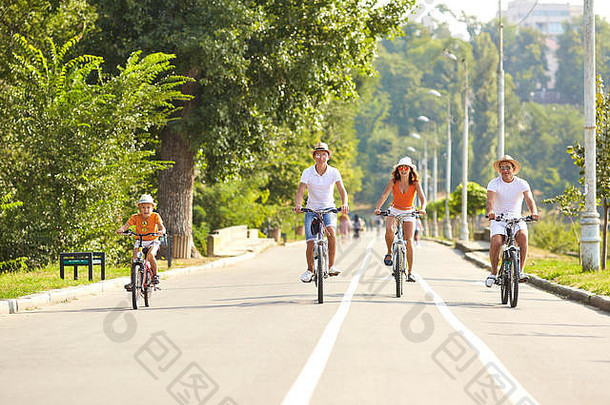 快乐家庭自行车走公园