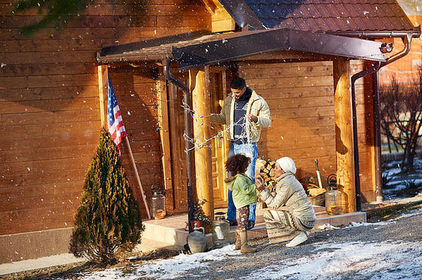 家庭准备木房子圣诞节假期