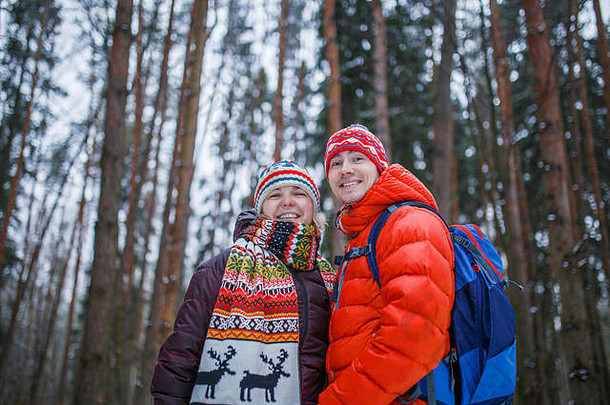 冬日森林里散步的幸福夫妻形象