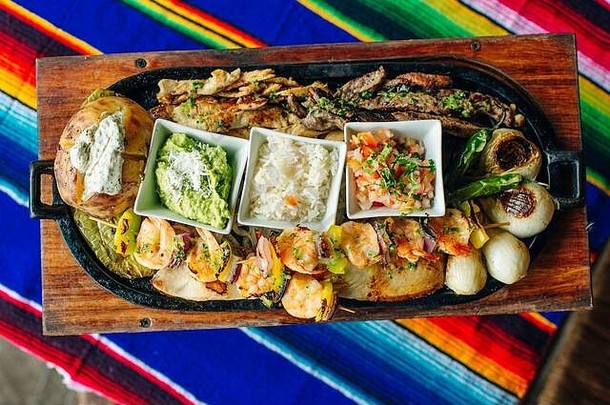 一个盘子里有各种各样的菜。餐厅服务。顶视图。墨西哥菜。