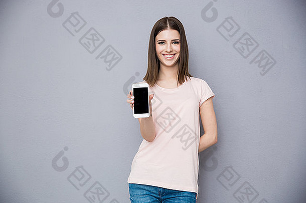 快乐的年轻女子展示空白的智能手机屏幕