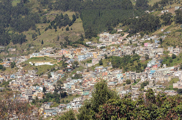 从基多圣母院俯瞰基多，这座圣母院位于基多山上的埃尔帕内切罗山顶。厄瓜多尔基多。