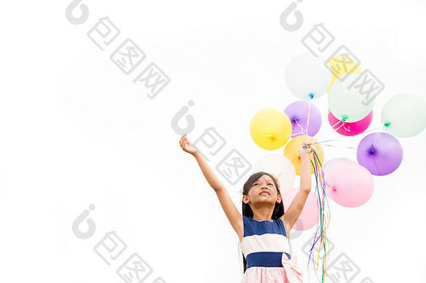 手持白色背景气球的快乐女孩。孤立的画面风格。