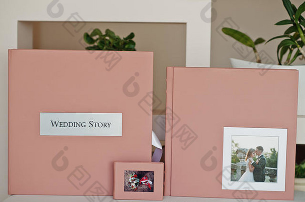 柔和的粉红色婚礼相册或相册、盒子和cd盒。