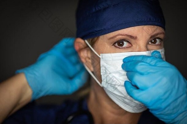 女医生或护士戴手术手套戴医用口罩。