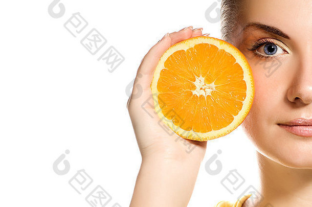美丽的女孩和多汁的橙子