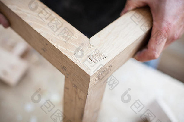一位家具商展示其复杂细木工作品的特写细节