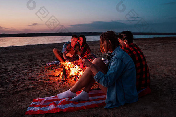 年轻的朋友野餐篝火海滩