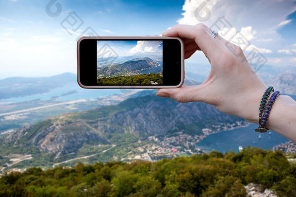 女人旅游照片智能手机美丽的视图山范围黑山共和国旅行概念技术关闭