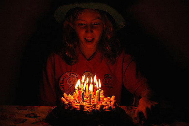 孩子吹蜡烛生日蛋糕