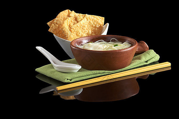 中国面条汤配油炸馄饨开胃菜、陶瓷汤匙和筷子