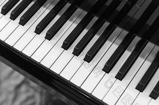古典钢琴键盘。单色背景