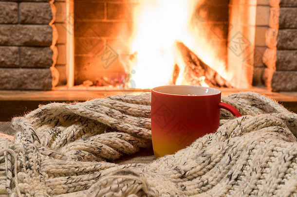 大杯子茶温暖的羊毛围巾舒适的壁炉国家房子冬天假期
