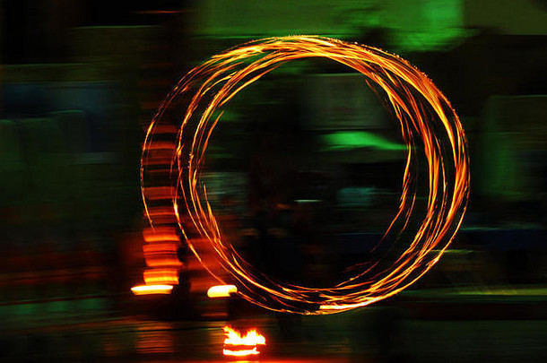 火焰艺术家用手电筒创造发光的圆圈