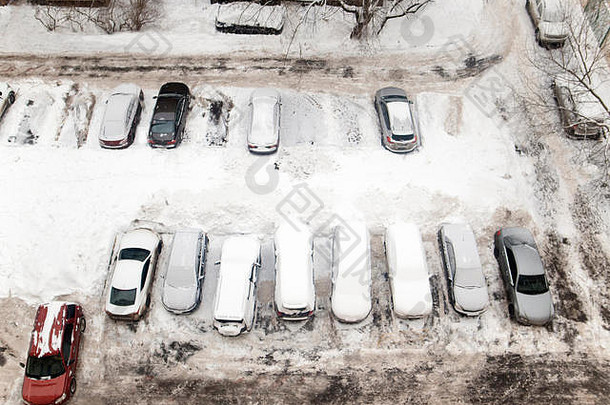 覆盖着积雪的停车场俯视图