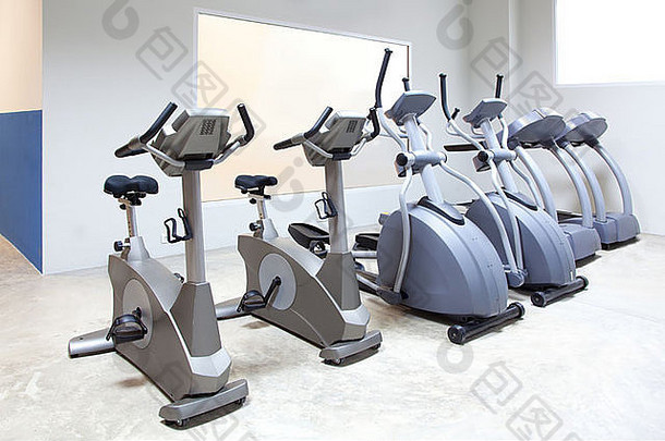 椭圆交叉训练器、健身房固定自行车和跑步机