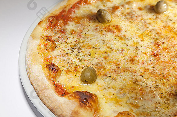 比萨细节，配橄榄，盛在盘子里。