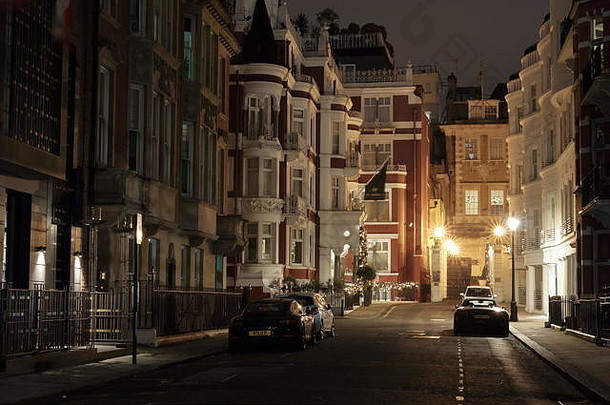 圣詹姆斯酒店和俱乐部正面。这张照片摄于伦敦公园广场的夜晚。这条街上停着几辆昂贵的汽车。伦敦梅菲尔酒店