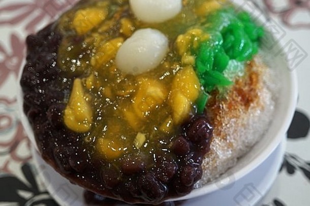 Ais Kacang（ABC），一种色彩鲜艳的马来西亚甜点，由刨冰、豆类和彩色果冻制成