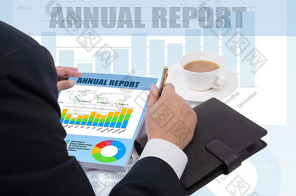 董事长以信息图表为背景审查公司年度报告。