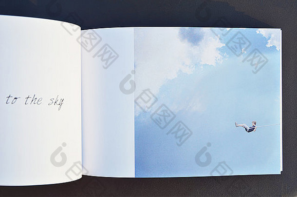 一本打开的书，书页上有一幅蓝天的图画