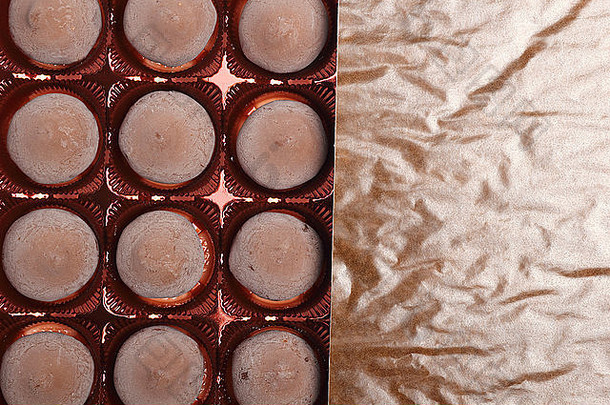 榛子果脯-松露中心，顶部是浸在牛奶巧克力中的整个榛子