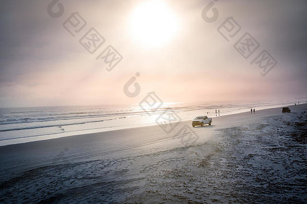 代托纳海滩轮廓人汽车骑沙子