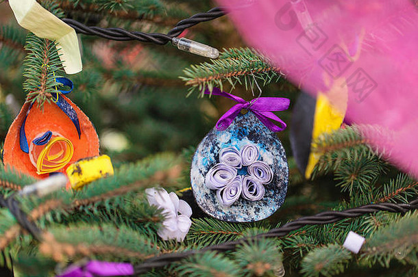 户外圣诞树上的鳄梨皮手工装饰。Diy工艺品为儿童提供创意。环境、回收和零废物浓度
