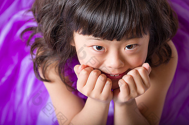 肖像可爱的快乐年轻的日本女孩紫色的衣服