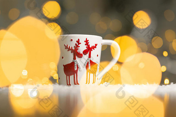 以圣诞为主题的杯子鹿舒适的温暖的家庭大气节日装饰