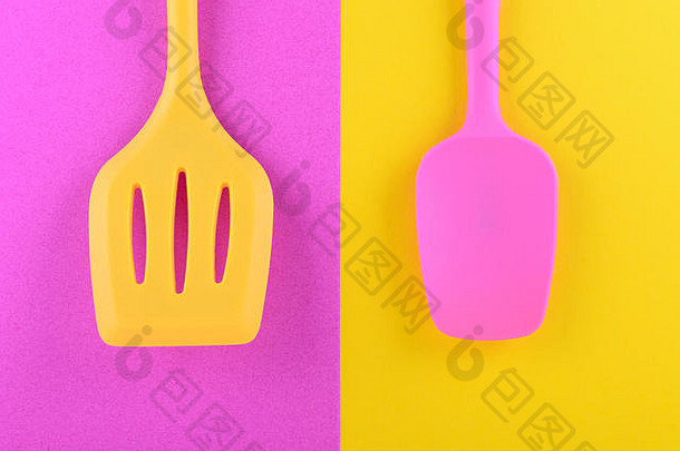 黄色和粉色背景上的明亮厨房用具，创意
