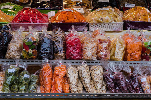 色彩鲜艳的糖果糖果打包个人袋显示出售街市场摊位