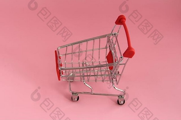 带购物篮的小手推车，粉红色背景，供商店购买。