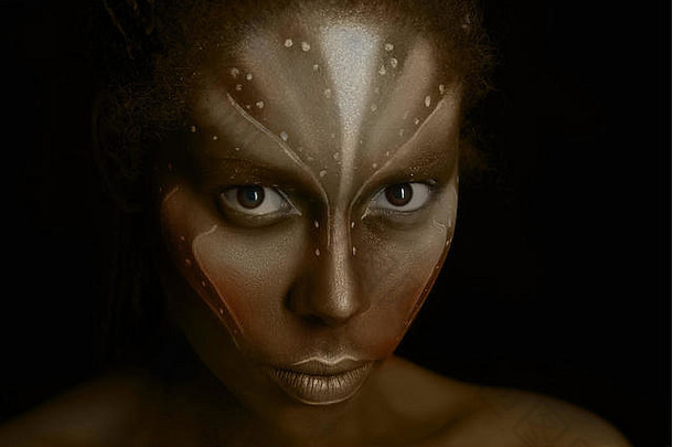 <strong>非洲</strong>妇女的艺术照片，脸上有部落民族画