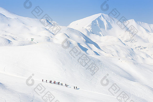 一群巡回滑雪者。