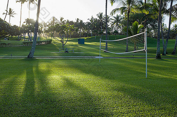 晨光中夏威夷毛伊岛的排球场。