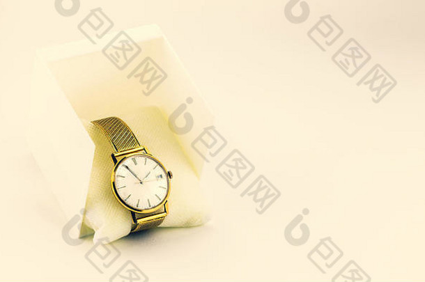金色自动复古手表，白色背景，25日13:55